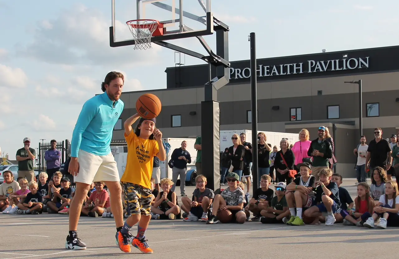 Milwaukee Bucks basketball player teaches kids Milwaukee Bucks basketball player teaches kids